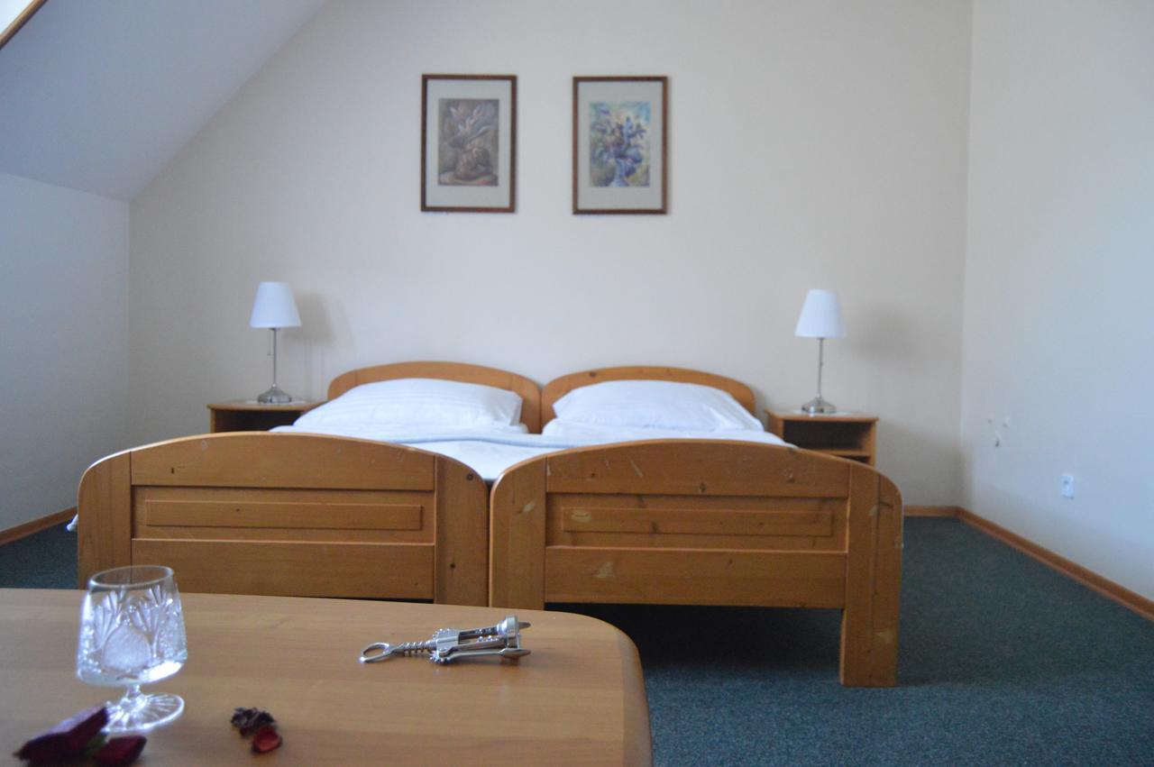 Motel Gombas Dış mekan fotoğraf